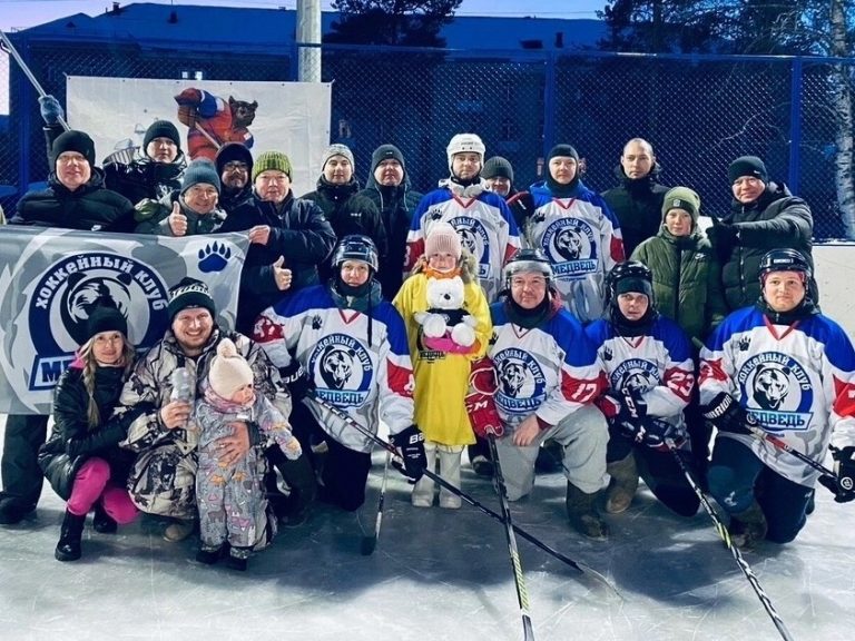 Команда «Медведь» выиграла чемпионат по хоккею на валенках